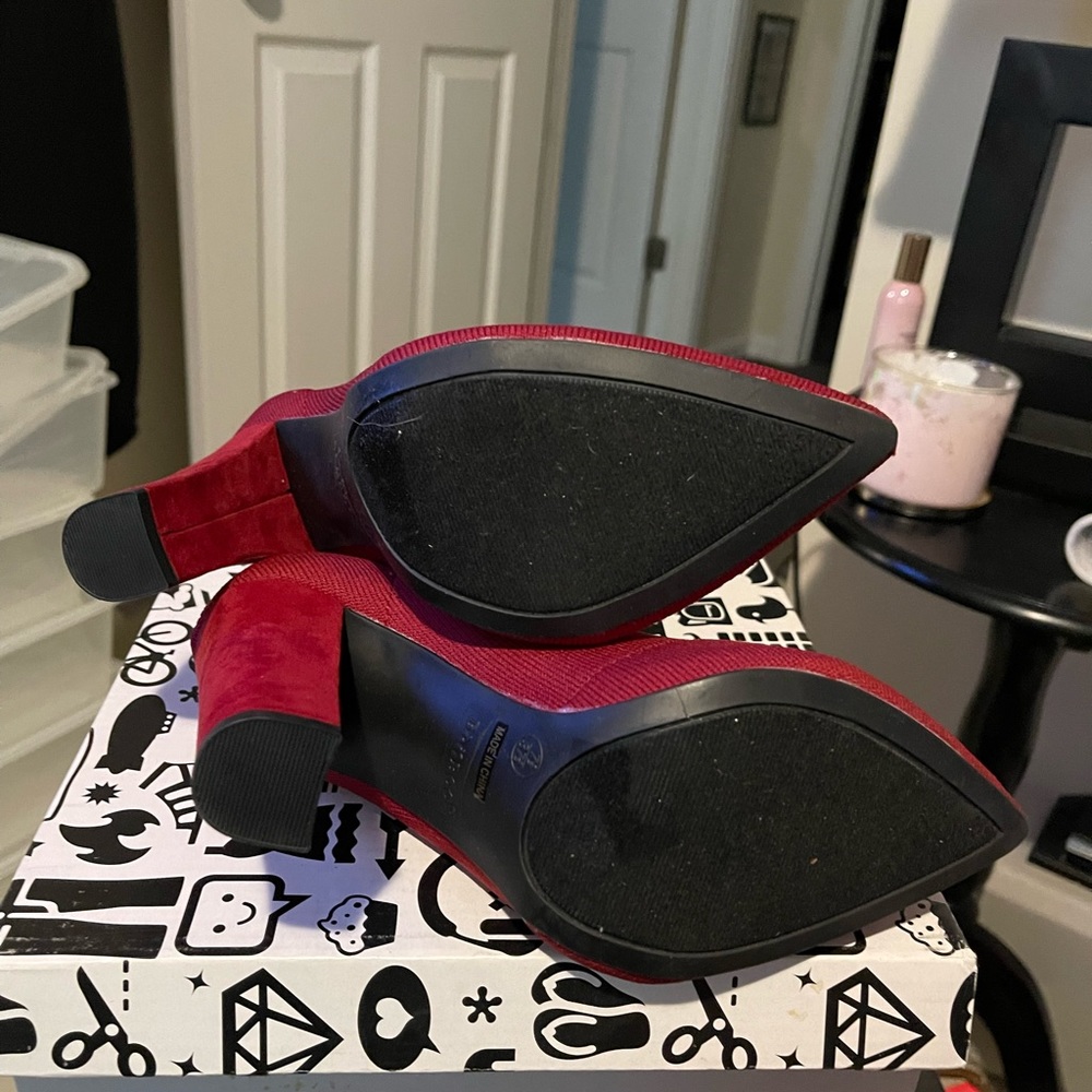 Bamboo 7.5 Red Point Toe Boot With Sock Material - image 4